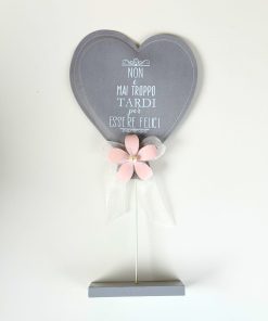 Decorazione Stile Shabby a Cuore con Fiore e scritta “Non è Mai Troppo Tardi Per Essere Felici”
