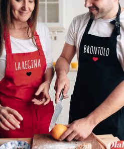 Coppia di Grembiuli Personalizzati “La Regina” e “Brontolo” – Idea Regalo Lui Lei – Natale – San Valentino