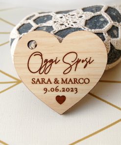 Tag in Legno Personalizzati con Nomi e Data a Forma di Cuore – Idea Decoro per Bomboniere per Matrimonio
